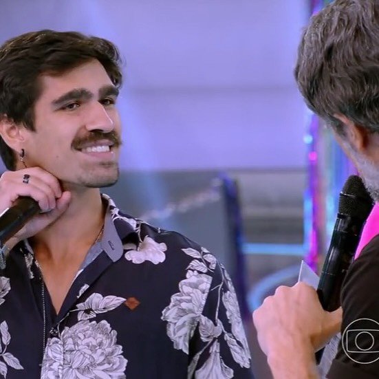 Caio Beatbox interagindo com o apresentador no Caldeirão