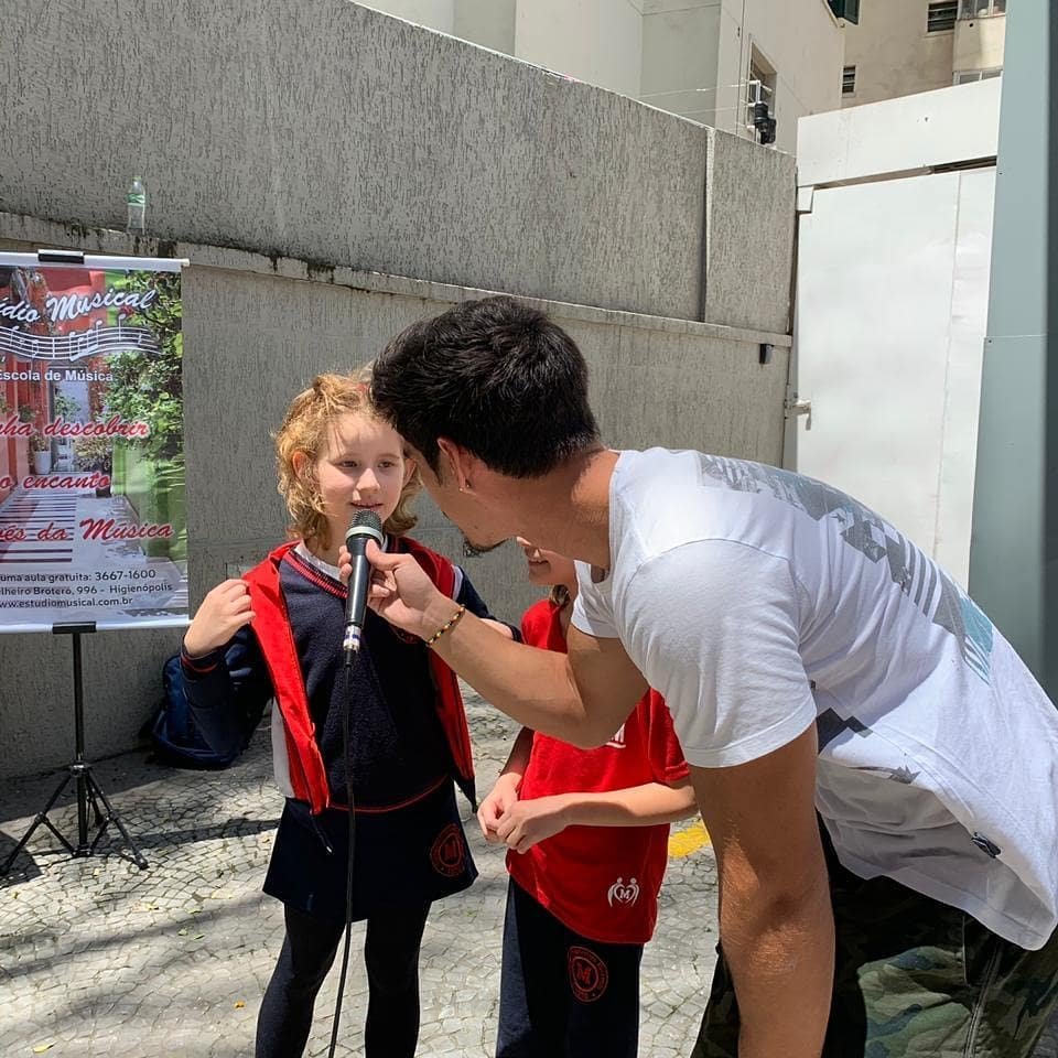 Caio Beatbox ministrando oficina na escola CNA